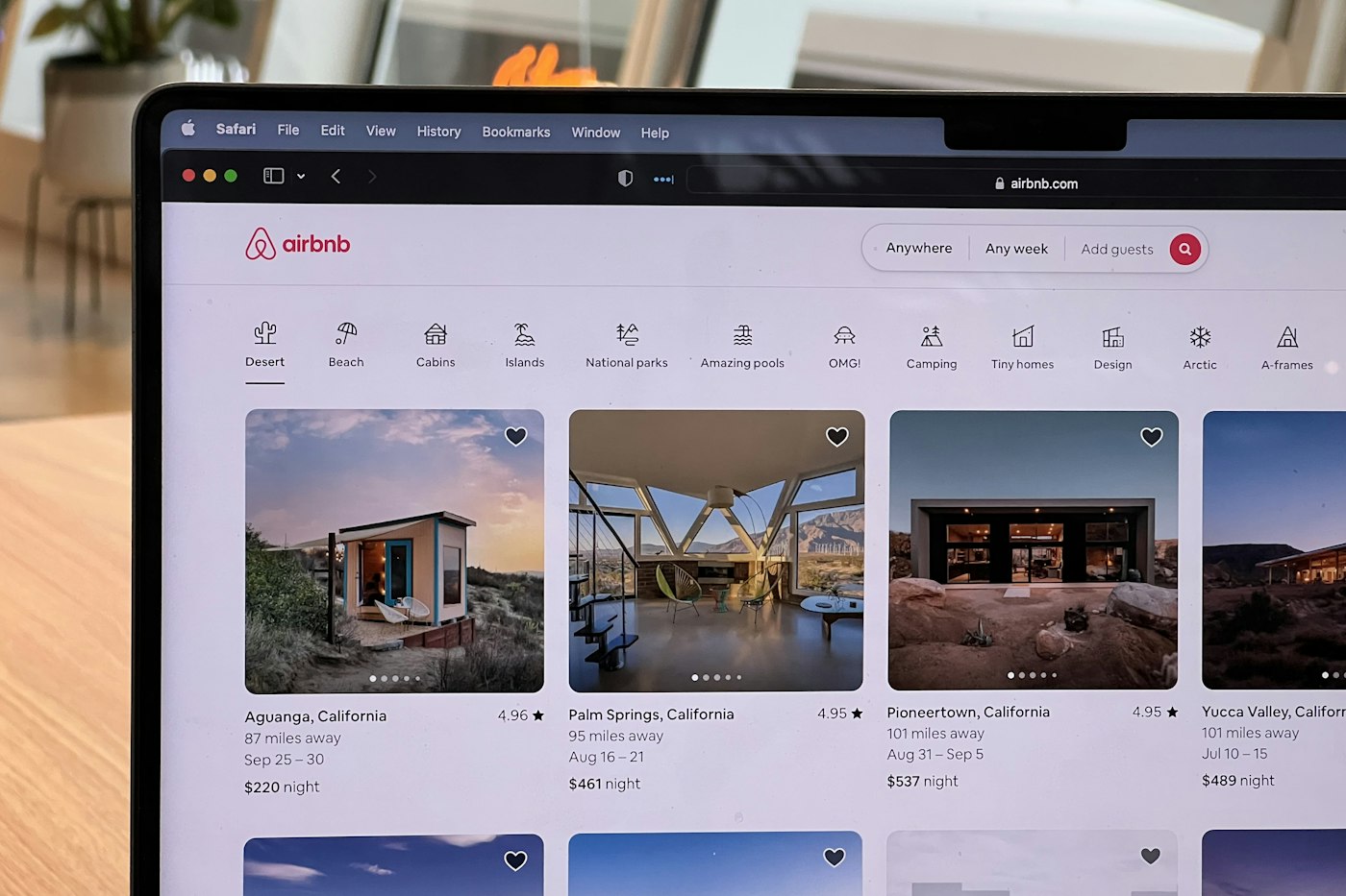 Application Airbnb sur un téléphone