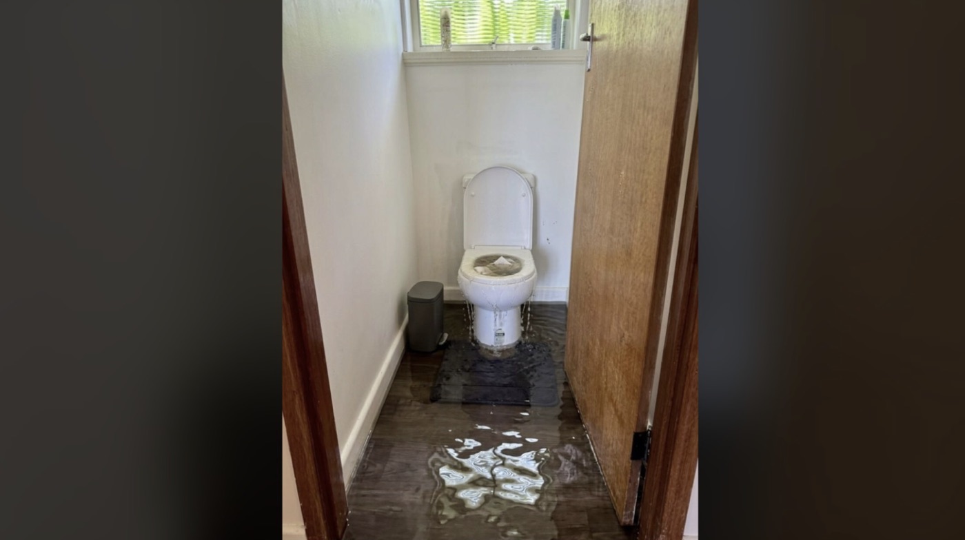 Fausse photo de toilettes débordantes générée par IA