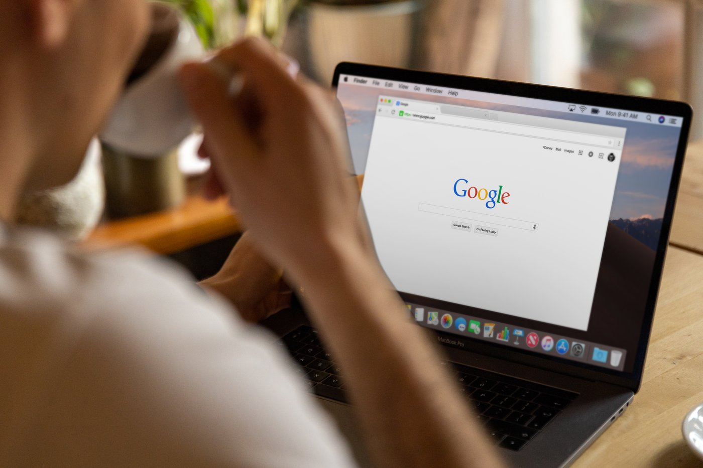Ordinateur portable ouvert dans un café