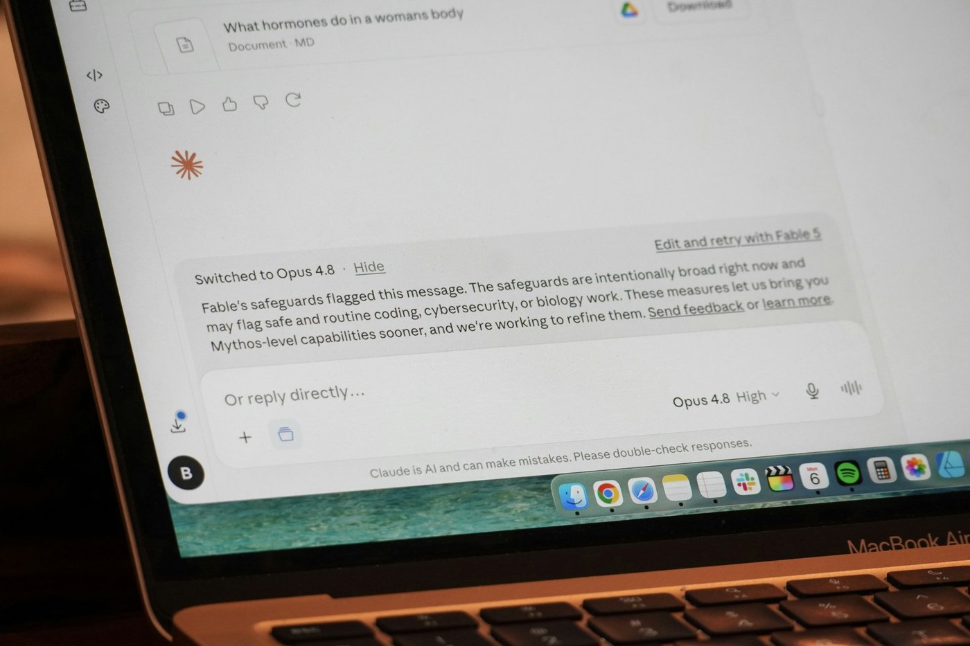 Ordinateur portable affichant une interface de chatbot IA