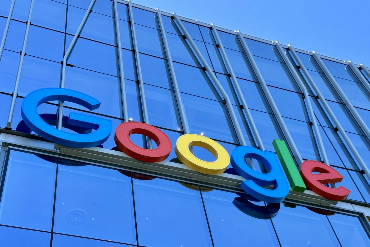 Logo Google sur la façade d’un bâtiment