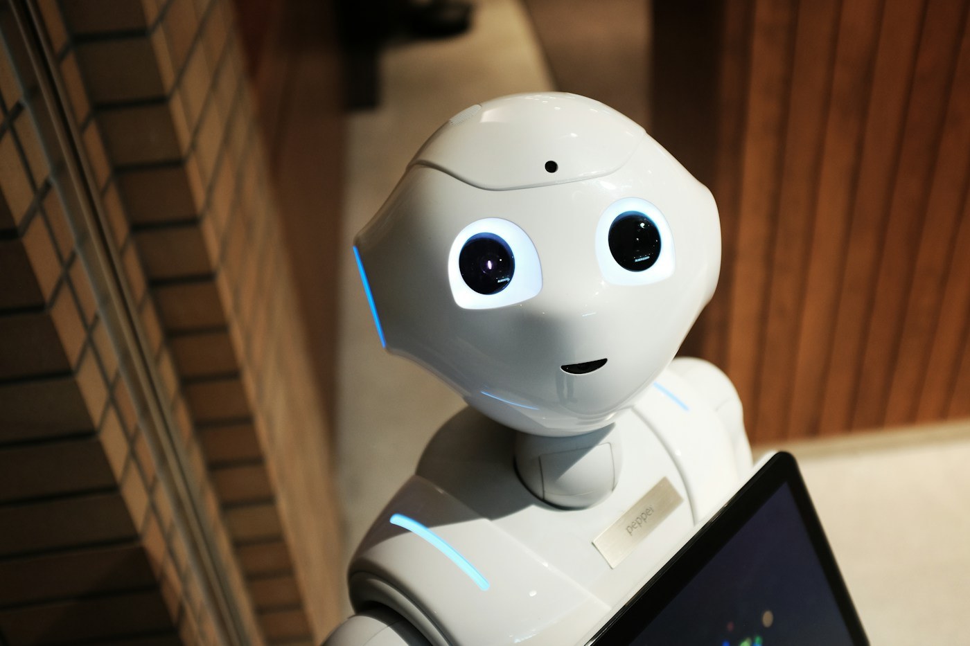 Robot humanoïde blanc dans un atelier
