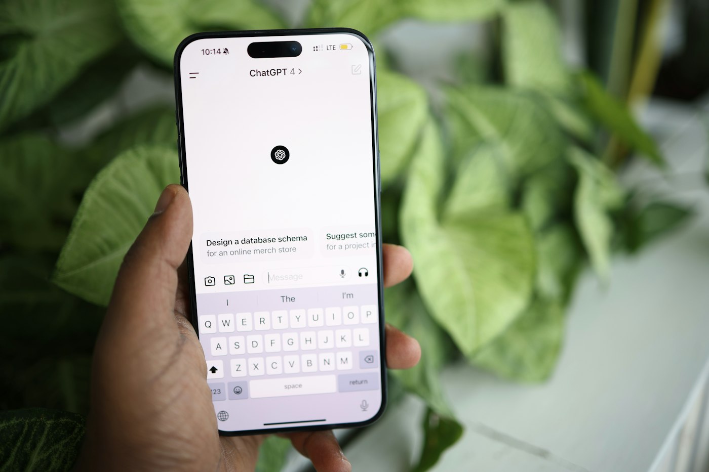 Smartphone affichant ChatGPT dans une main