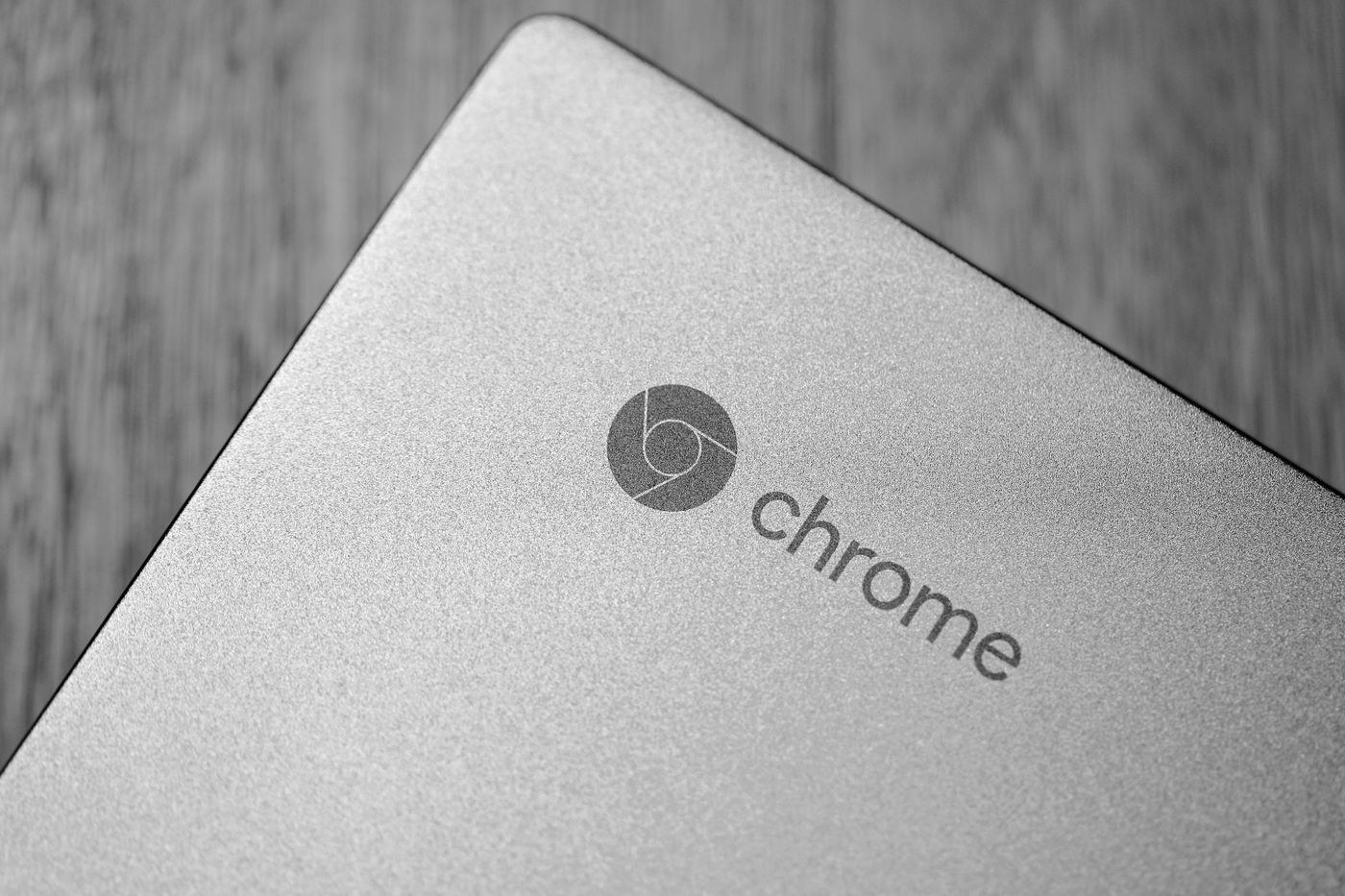 Ordinateur portable chromé en gros plan