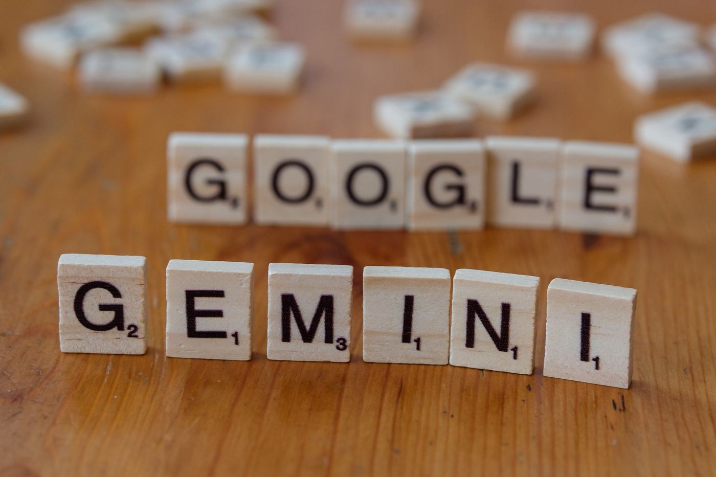 Lettres Scrabble formant Google et Gemini