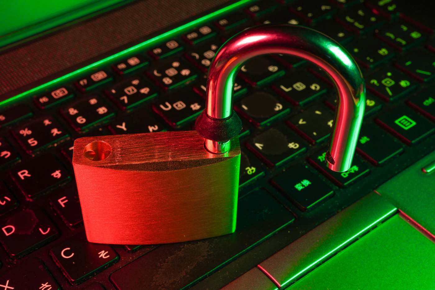 Cadenas ouvert posé sur un clavier d’ordinateur