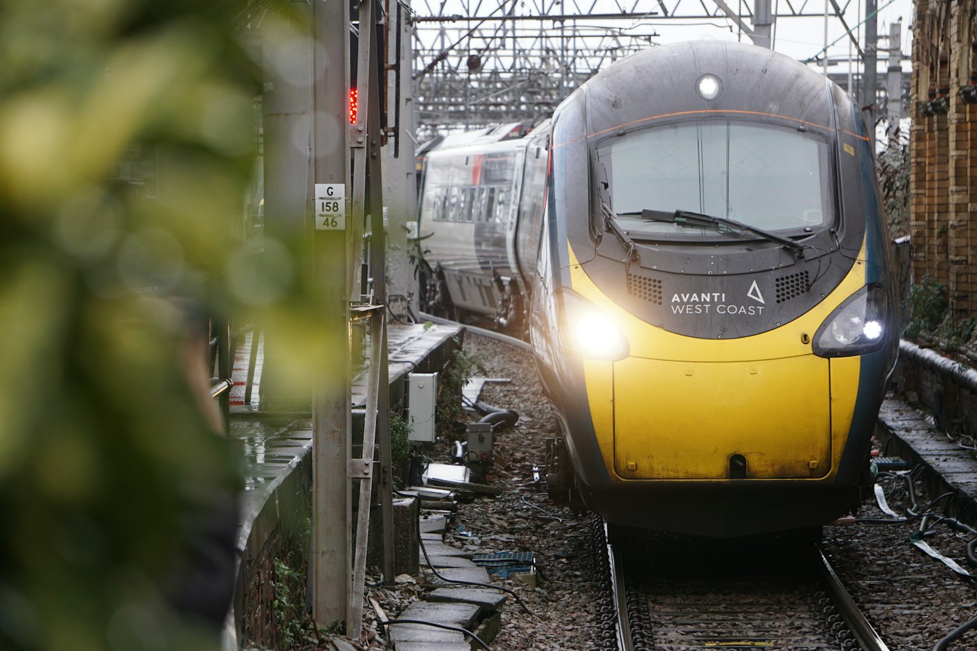 Un train Avanti West Coast arrive en gare