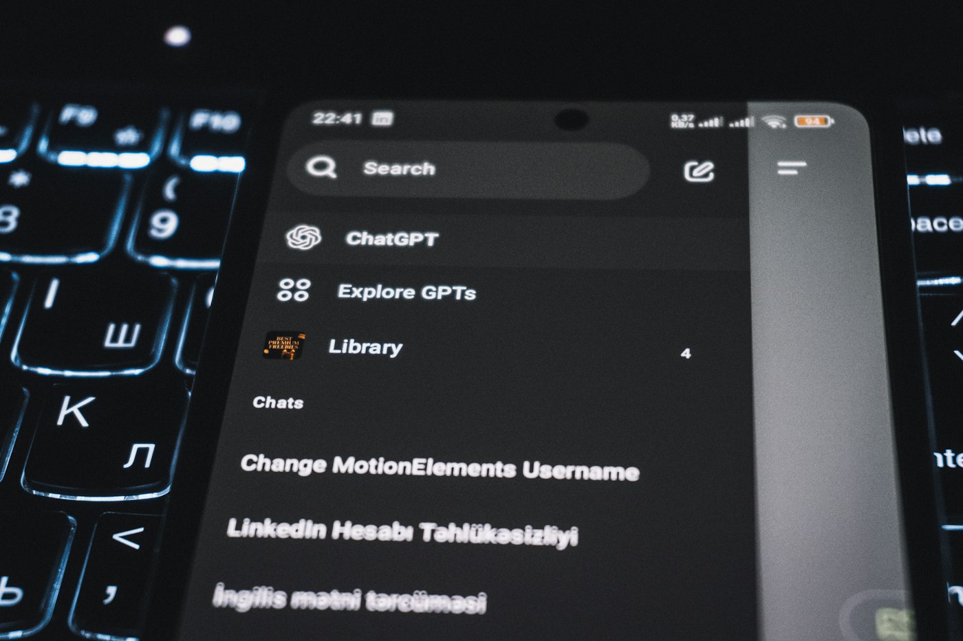 Smartphone affichant l’interface de ChatGPT posé sur un clavier