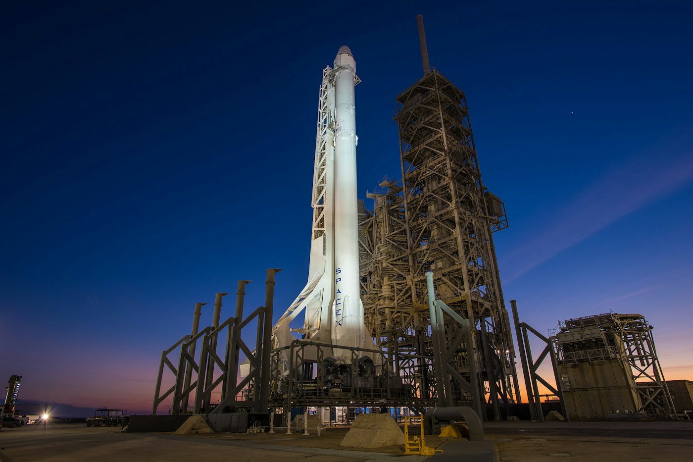 Fusée SpaceX sur son pas de tir au crépuscule