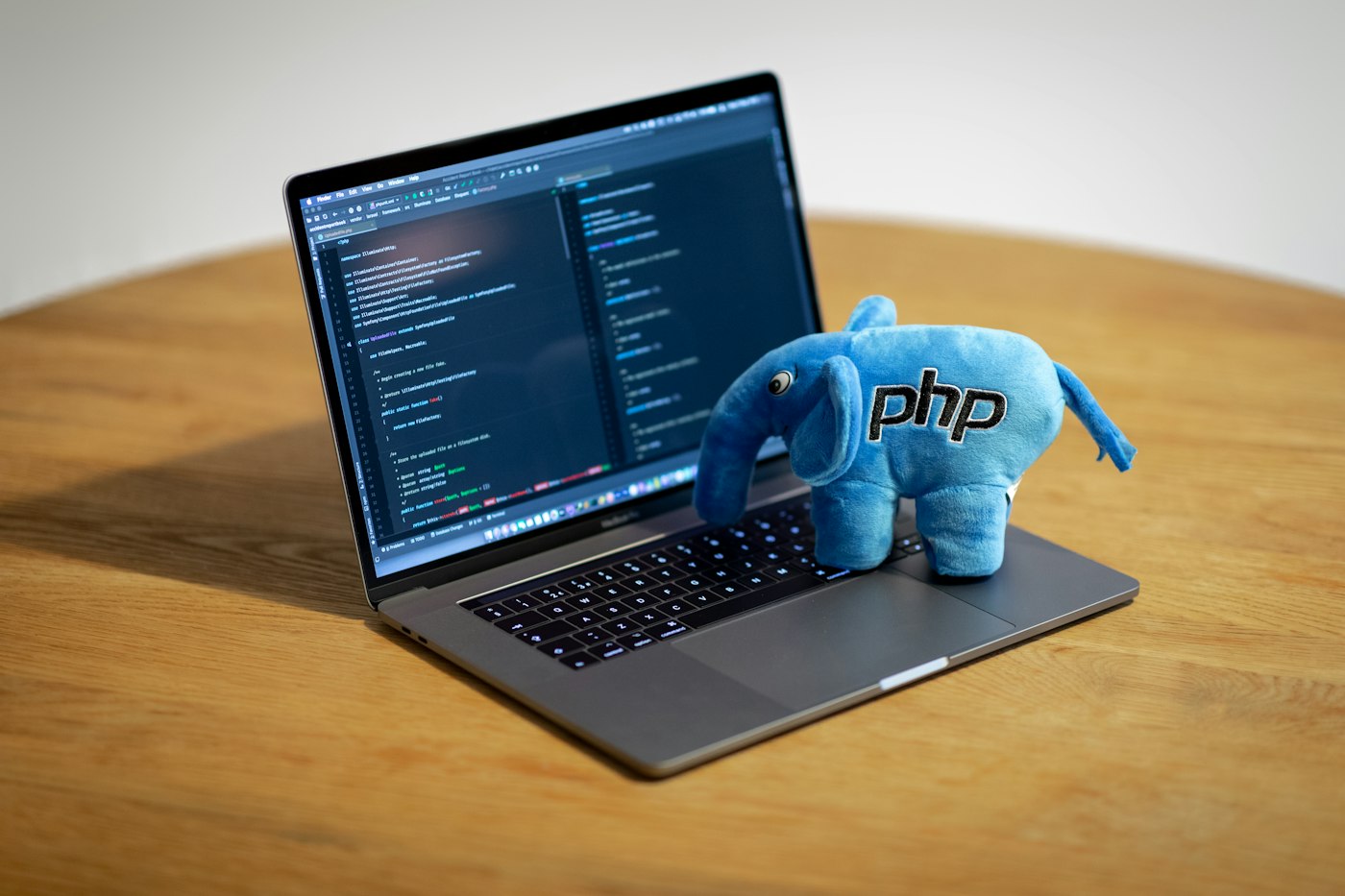 Figurine éléphant bleu, mascotte du langage PHP, posée sur un ordinateur portable