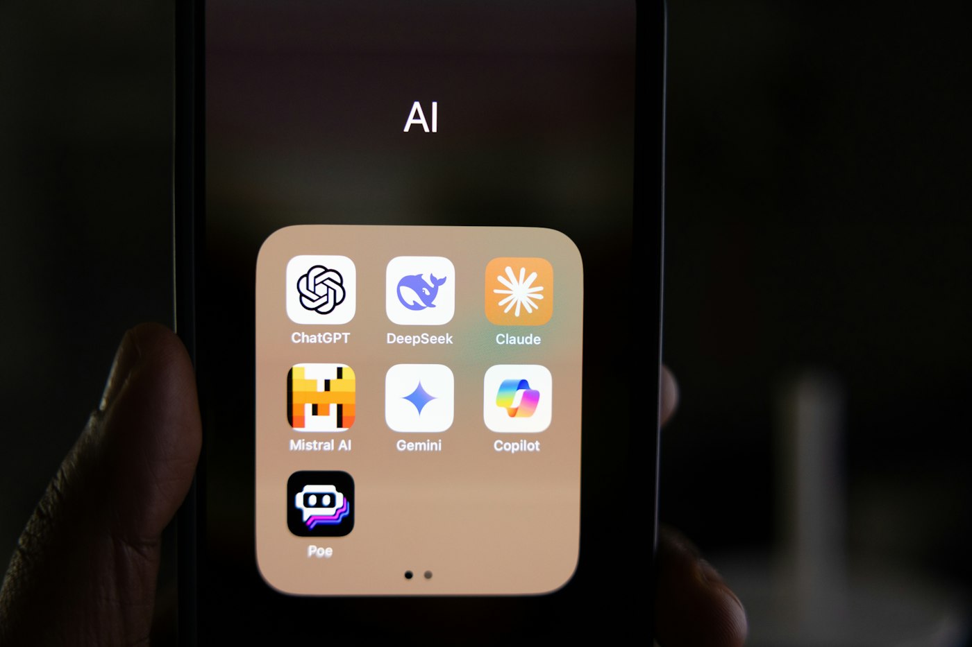 Smartphone tenu en main affichant une application d’IA