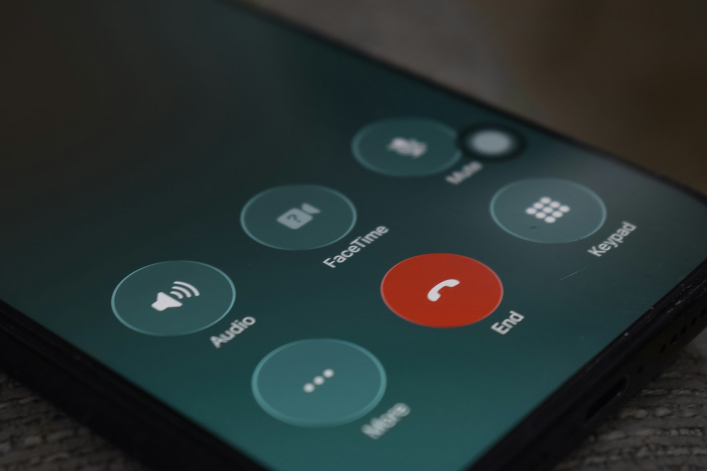 Écran de smartphone affichant un appel en cours