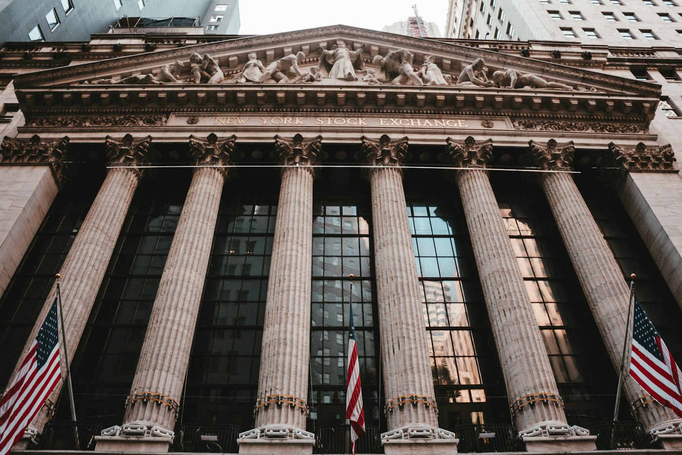 La façade de la Bourse de New York ornée de drapeaux américains