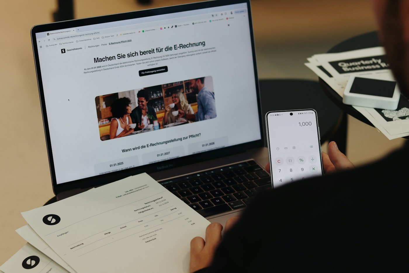 Une personne gère des factures sur un logiciel de facturation en ligne